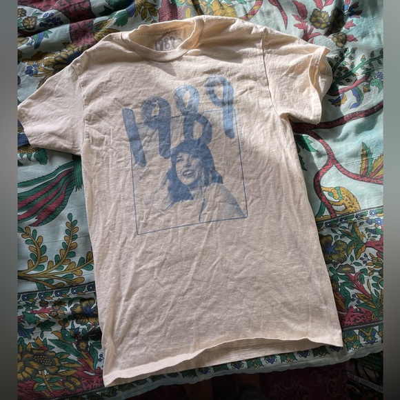 1989 Taylor’s version t shirt! Authentic merch! - Picture 2 of 3